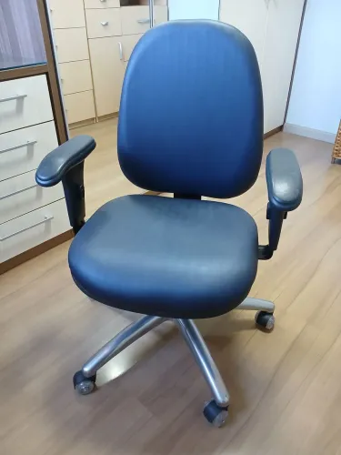 Cadeira de escritório azul com rodinhas