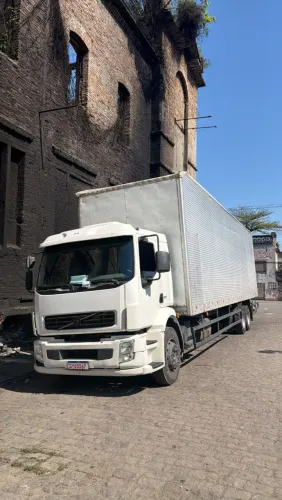 Volvo VM260 6x2 - Truck Baú Alongado