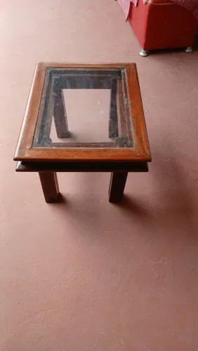 Mesa de centro de madeira com tampa de vidro