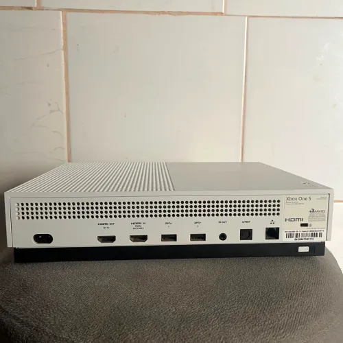Xbox One S - 1TB (Excelente Estado)