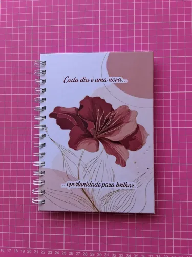 Caderno / Bloquinho Pautado A5 Wire-O (80 Folhas) - Estampa Floral "Cada dia é uma nova op