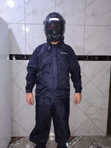 Capa de chuva e 2 capacetes