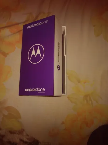 Celular moto one 64 gb funcionando perfeitamente possui detalhe
