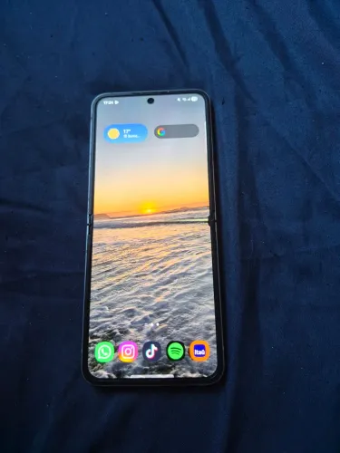 Samsung Galaxy ZFlip6 com defeito na tela - funcionando, com caixa e acessórios originais 