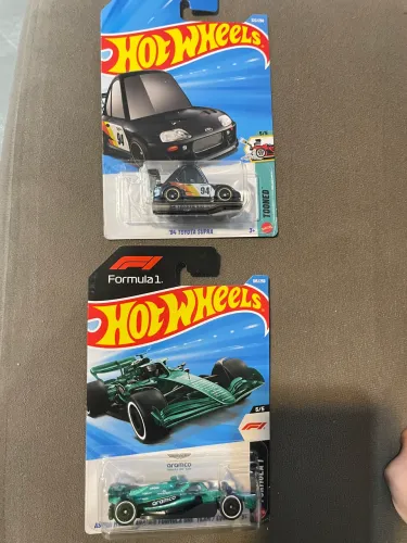 Dois hot wheels 