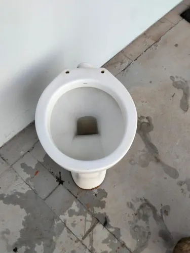 Vaso sanitário em bom estado de conservação