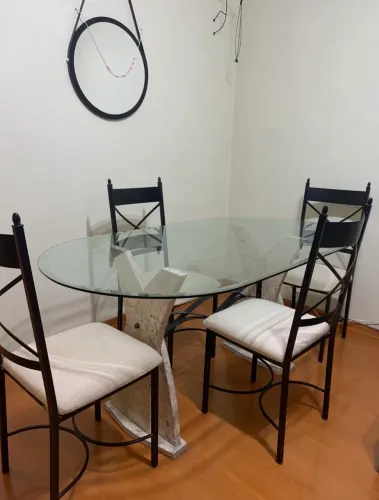 Mesa com base de mármore e tampo de vidro 