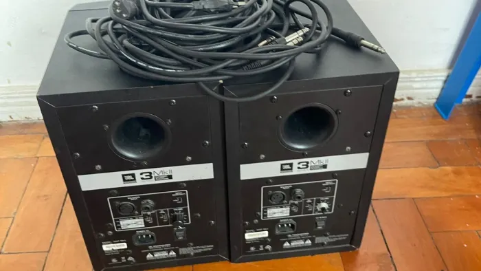 Monitores de Studio JBL da linha 3 séries MKII modelo 305P, falante 5 polegadas