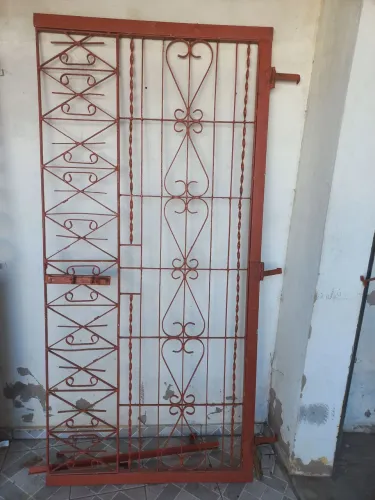 portão de ferro maciço 2,10 de altura por 1.metro de largura 