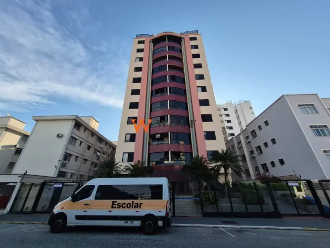Apartamento de 3 dormitórios no Estreito com suíte, sacada e vaga de garagem