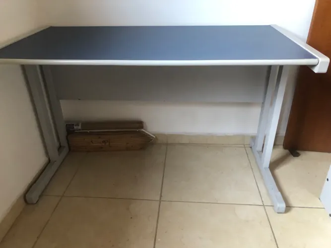 Mesa e gaveteiro de escritório