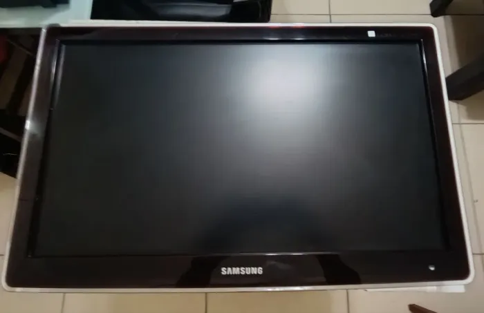 TV (monitor) Samsung 24 polegadas Modelo P2470HN com tela ruim
