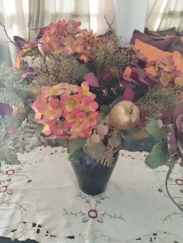 Um jarro com flores 