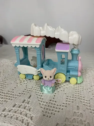 Trem Arco-Íris Flutuando na Nuvem da linha Sylvanian Families,