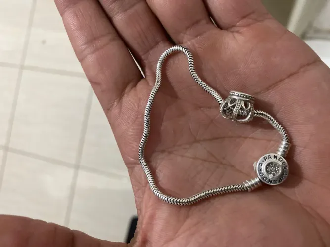 Pulseira Pandora em prata 925 e berloque coroa da Vivara 