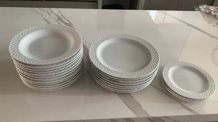 Aparelho de jantar marca Structure, cor branca. 