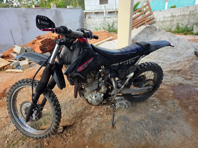 Falcon nx falcon 400cc moto pra trilha ou andar no meio do Mato so tem o recibo.