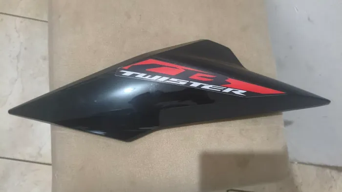 Carenagem Aba lateral esquerda Honda Twister cb 300f