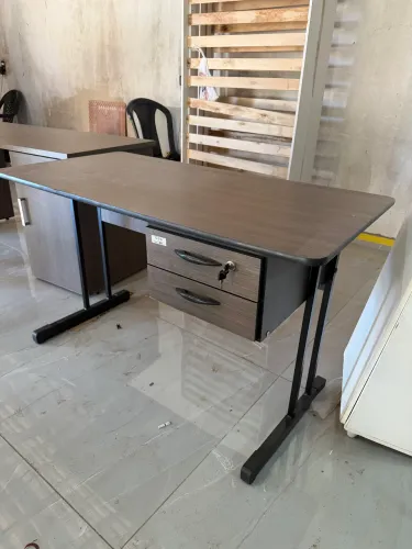 Mesa de escritório novinha com chaves e gavetas