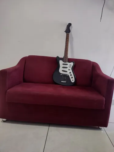 Sofá Namoradeira Compacto em Veludo Vermelho