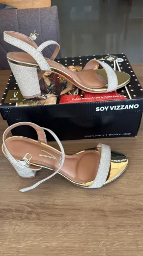 Sandália dourada Vizzano