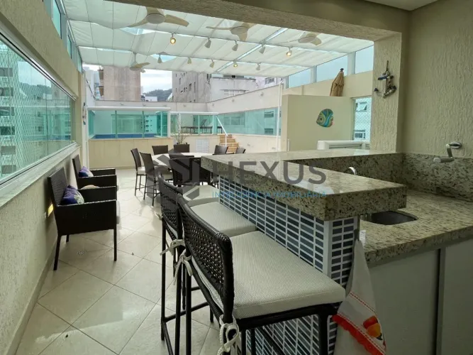 Cobertura com piscina e churrasqueira a uma quadra da Praia das Pitangueiras, Guaruja
