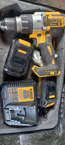 Furadeira/ parafusadeira à bateria Dewalt.