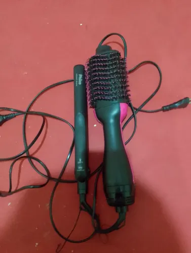 Vendo uma prancha e uma escova secadora