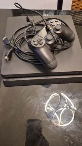 Ps4 com controle remoto e carregador