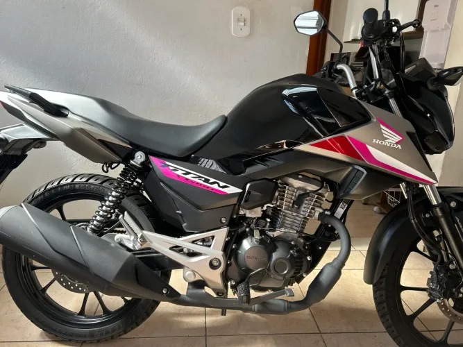 Motivo da venda: quase não uso. Moto comprada zero direto na Honda.