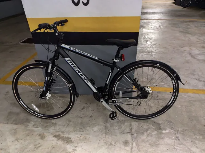 Bicicleta híbrida Merida Crossway (urbana/trekking).