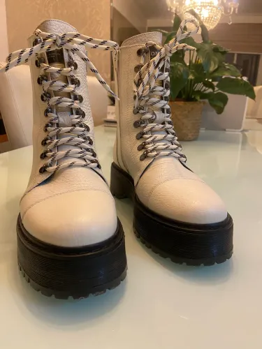Vendo bota coturno tratorada direto da Europa