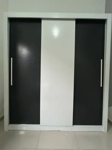 Guarda roupas 3 portas e 4 gavetas