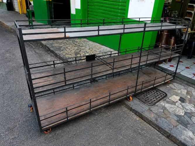 Verdureiro Expositor de Ferro com 3 Prateleiras e Rodízios