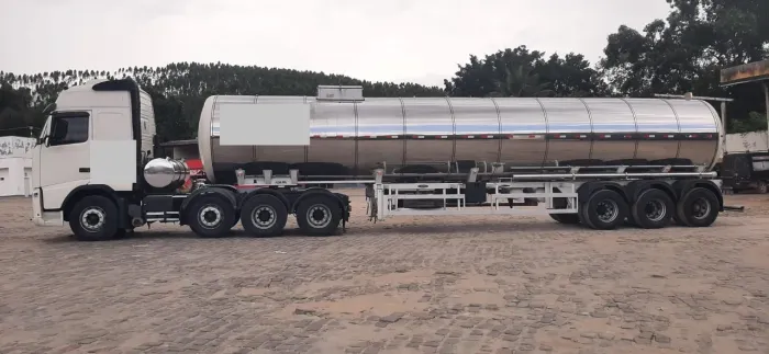 Volvo 460 + Carreta Tanque engatado