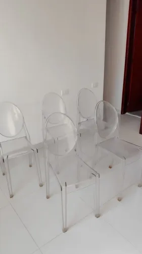 Vendo 5 cadeiras de acrílico espaldar alto, super elegante e em excelente estado.