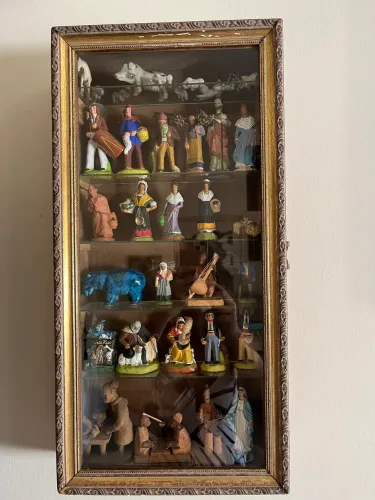Vintage: Caixa de madeira com várias miniaturas singulares