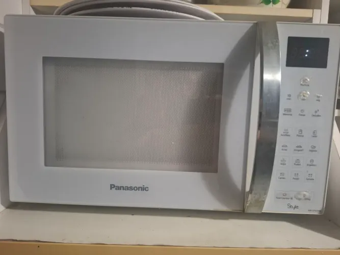 Microondas Panasonic 34L Style NN-ST65HW com menu gourmet em otimo estado de conservação.