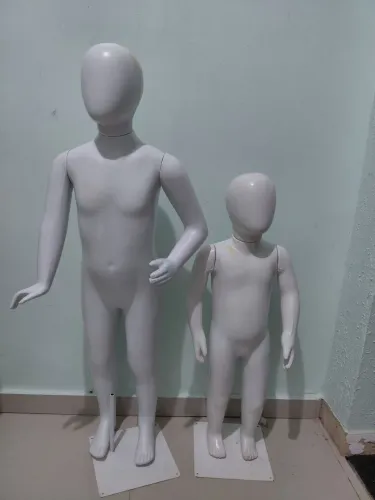 Manequins e expositor