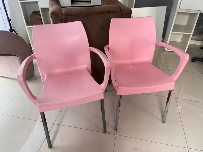 Vendo 2 cadeiras de plástico na cor rosa