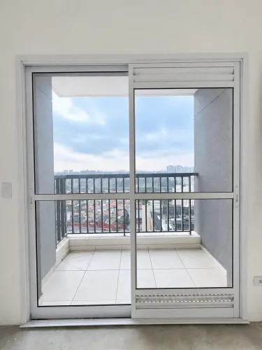 Porta Balcão de Alumínio Branco com Vidro e Persiana Integrada