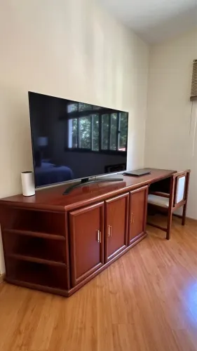 Hack para TV em madeira