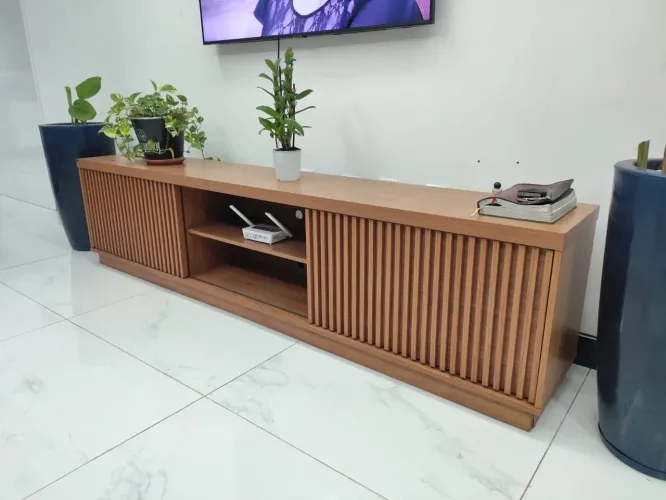 Título: Rack amadeirado com portas ripadas de correr
