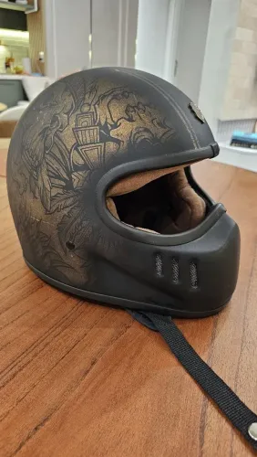 Capacete customizado hard bone