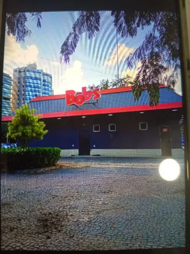 Contrata-se atendente de lanchonete bobs praia do canto