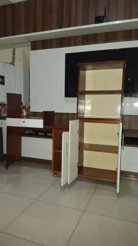 Venda de uma escrivaninha  com rodízio que facilita a locomoção ideal para estudo. 