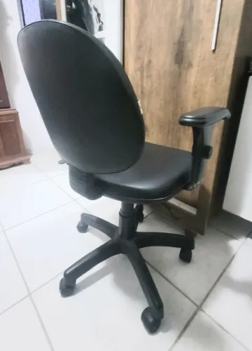 Cadeira de escritório com todo seu funcionamento normal.