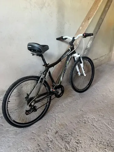 Bicicleta Semi nova. Banco anatômico. Super confortável