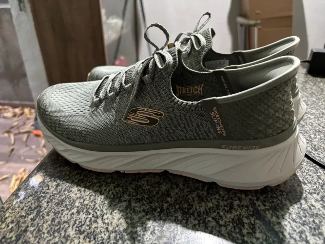 Tênis skechers novo