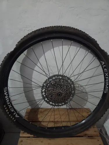 Roda Traseira Alexrims, cubo Sram, cassete GX, Pneu Fastrack